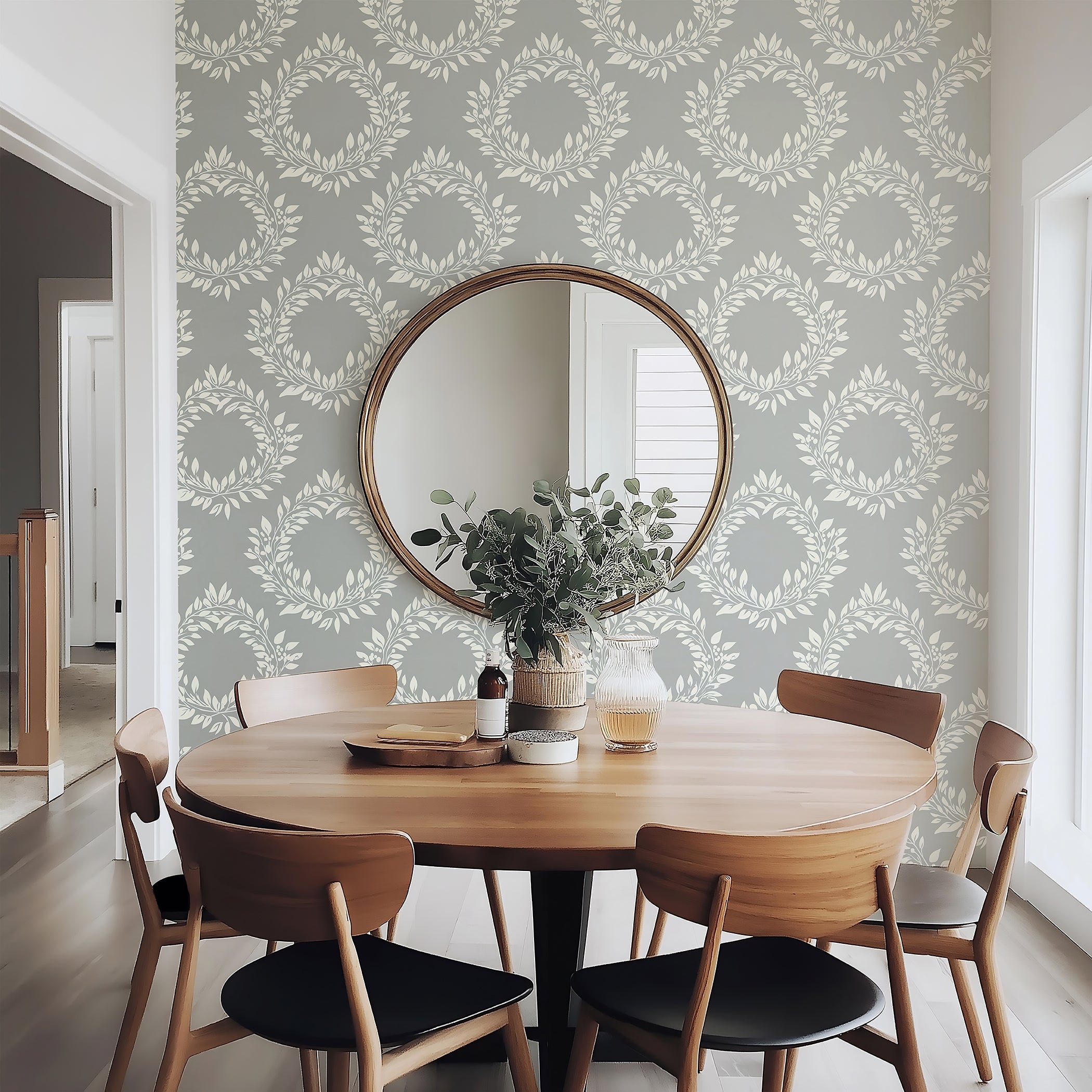 Elegant leaf wreath wallpaper in ivory and gray, featuring laurel motifs. Perfect for enhancing traditional home interiors.